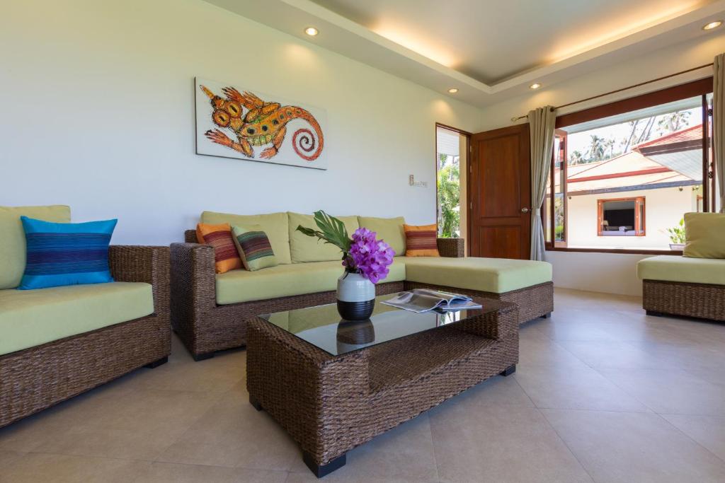 Shared lounge/TV area