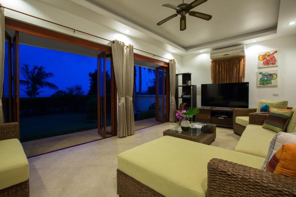 Shared lounge/TV area