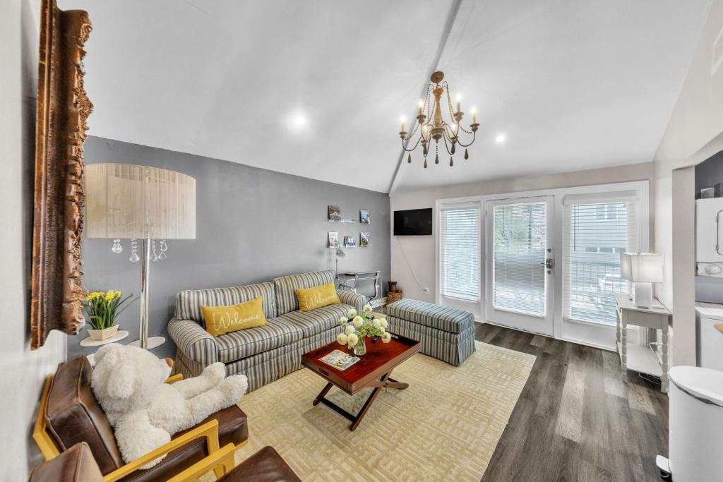 Comfy Apt 4 in Historic Museum District Duplex, Houston