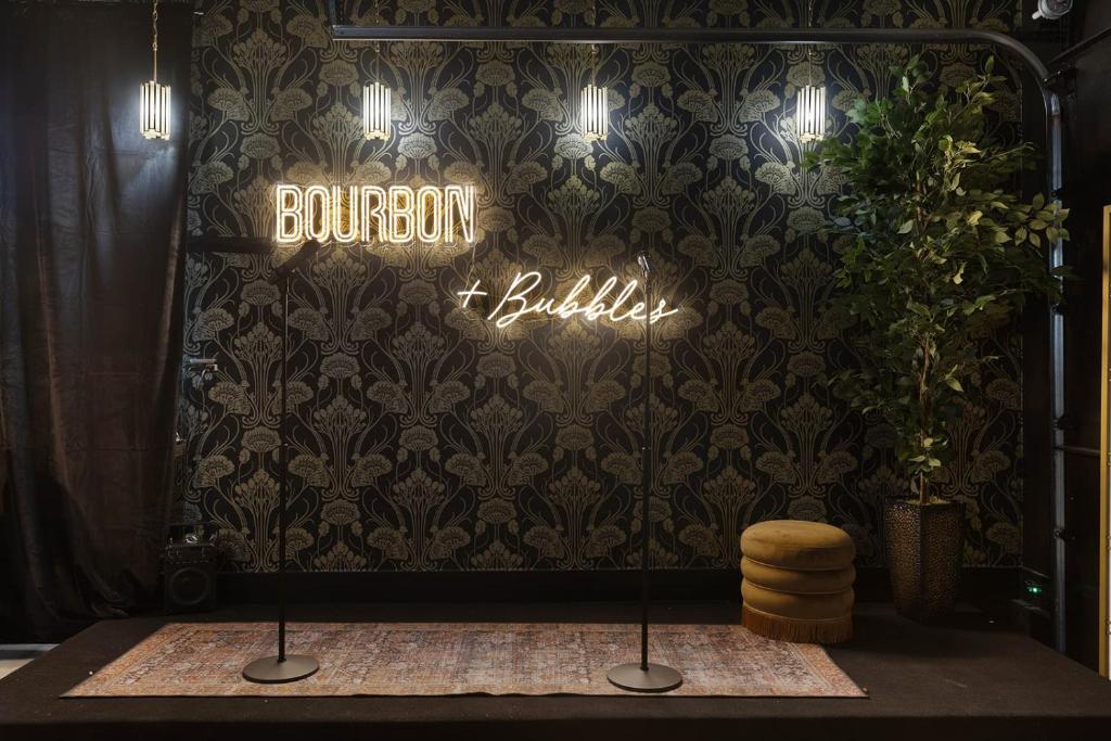 Bourbon & Bubbles - Rooftop Hot Tub & Speakeasy, Nashville