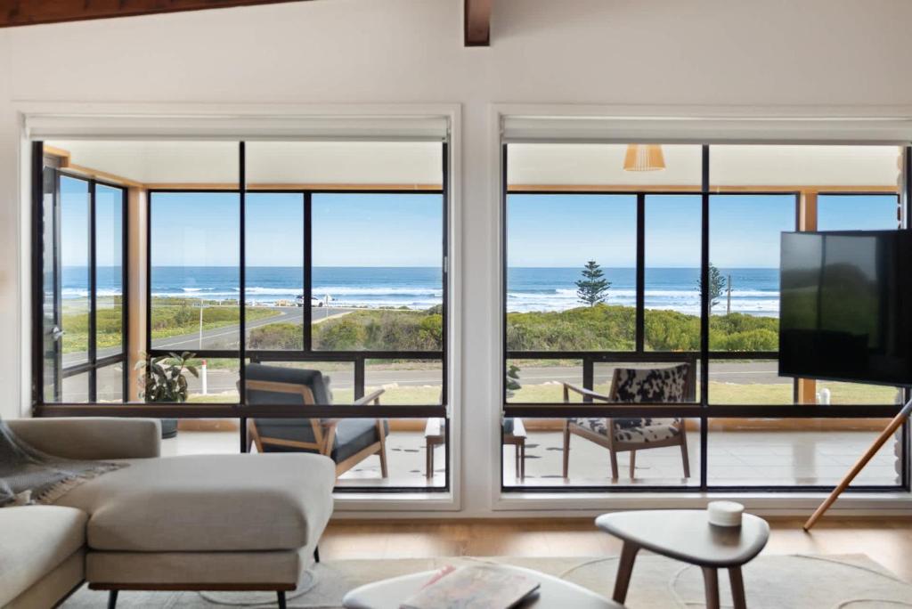 Mid-Century Modern-BYO Linen-Ocean View, Middleton