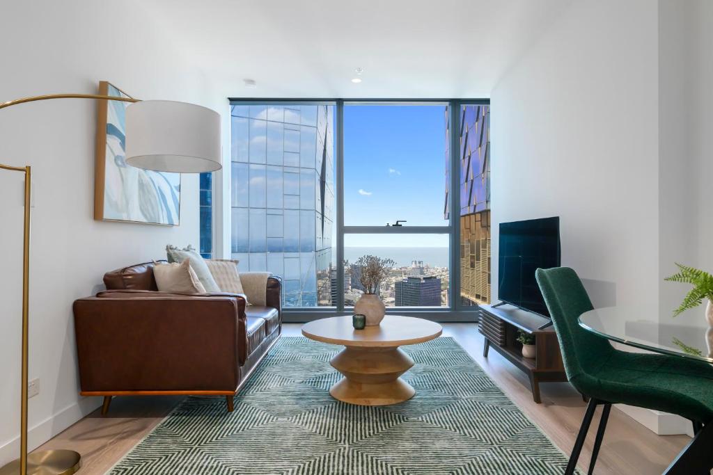 Bay and River Views Apt In Best Location with Pool, Melbourne