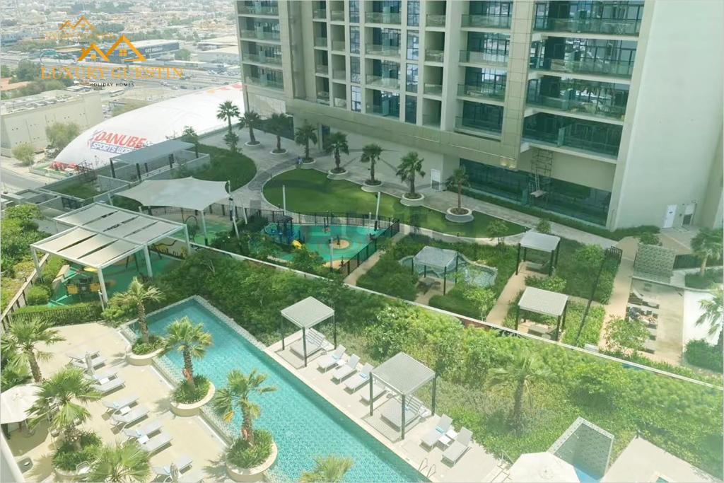 Elegant 2-BR with Canal & City Views Pool Amenities, Dubaj
