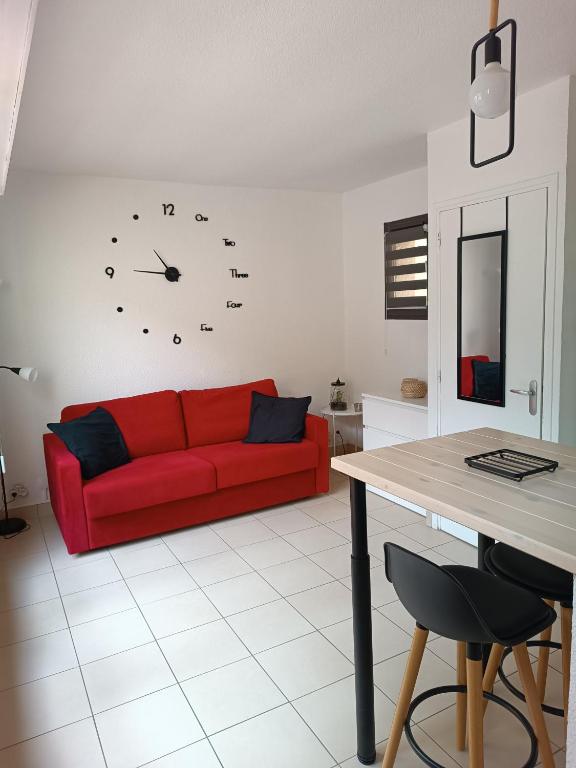 studio rénové dans résidence de vacances avec grande piscine chauffée, parking et terrasse - 4