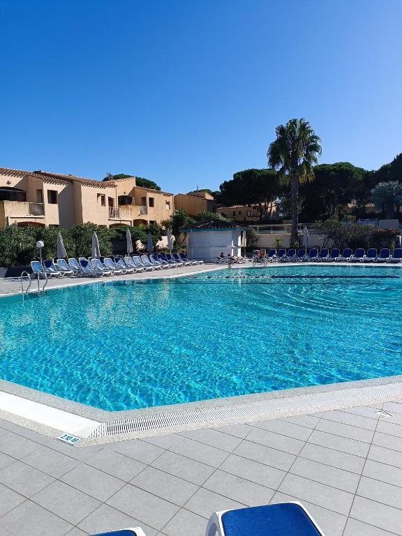 studio rénové dans résidence de vacances avec grande piscine chauffée, parking et terrasse - 3