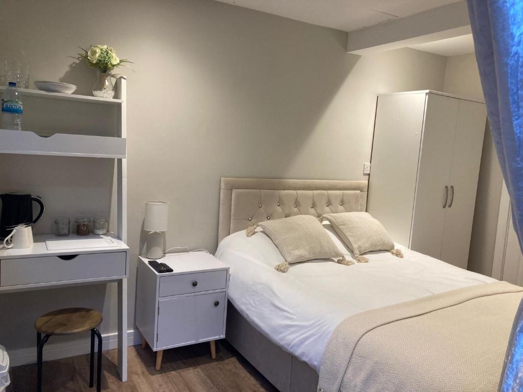 Guest house paradiso, Great Cornard