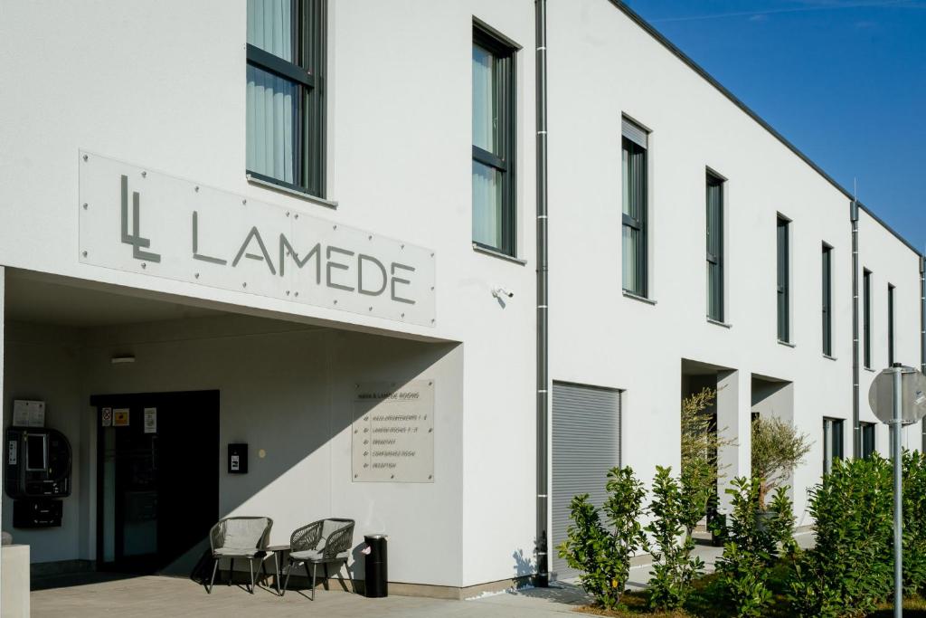 Lamede SELF CHECK-IN, Vídeňské Nové Město