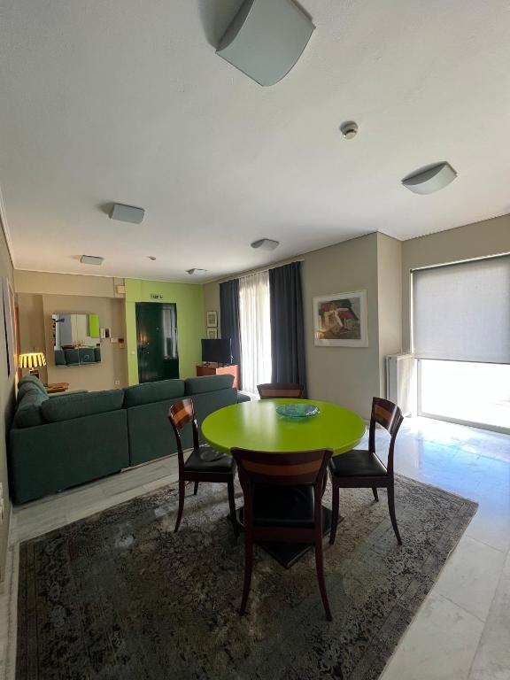 Green Apartment near Marousi Hospitals & OAKA by PromosHomes 전경