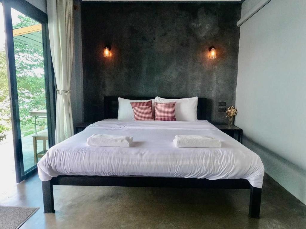 OYO 75530 By the dam cafe and farmstay, Plai Phraya