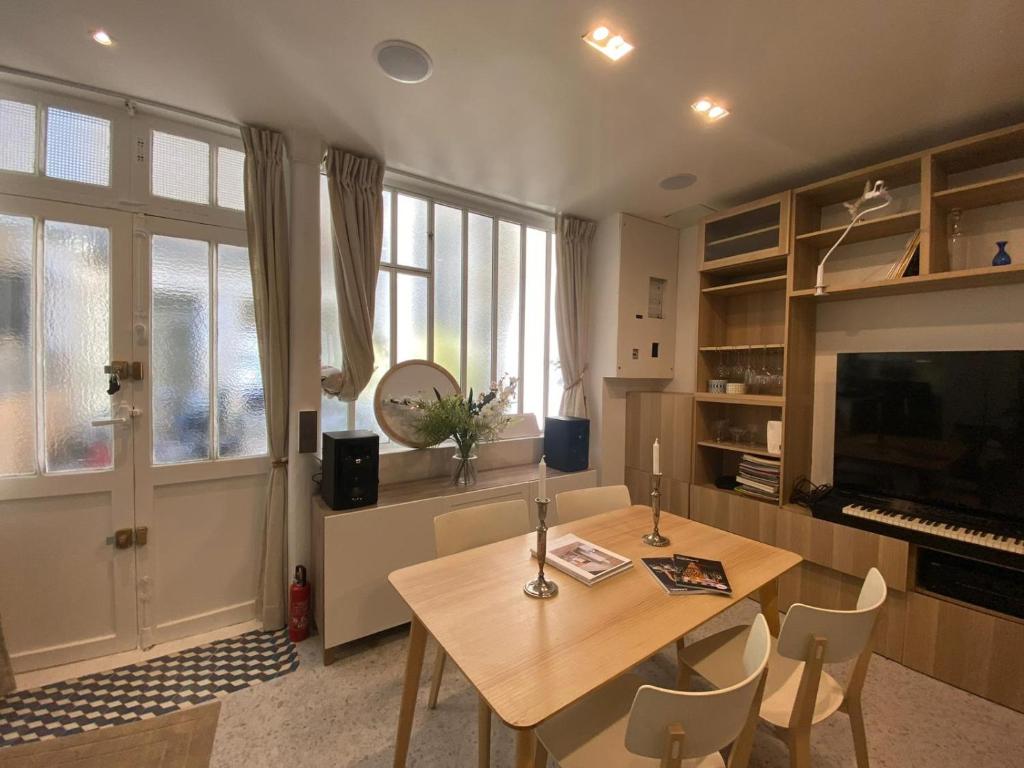 Calm & Charming Atelier in Paris - 2