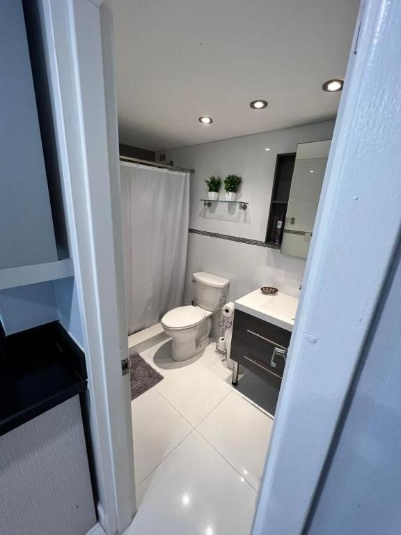 Castle 732 Ocean View with pool, tennis, beach access, FREE parking, Miami Beach