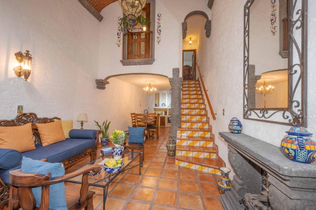 Rooftop Sunsets & Gas Fireplace Colonial Home - 4