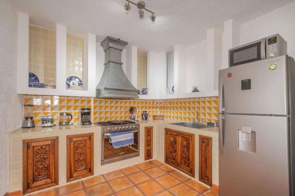 Rooftop Sunsets & Gas Fireplace Colonial Home - 5