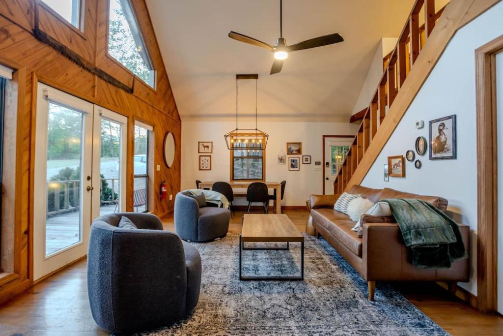 Blue Jay - Mountain View Cabin - 5 mi to Town, Blairsville