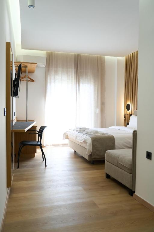 42 Studio 16, Komotiní