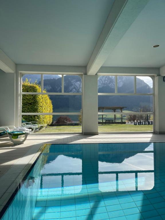 Large 3 bed apartment with mountain views, pool and gym - 5
