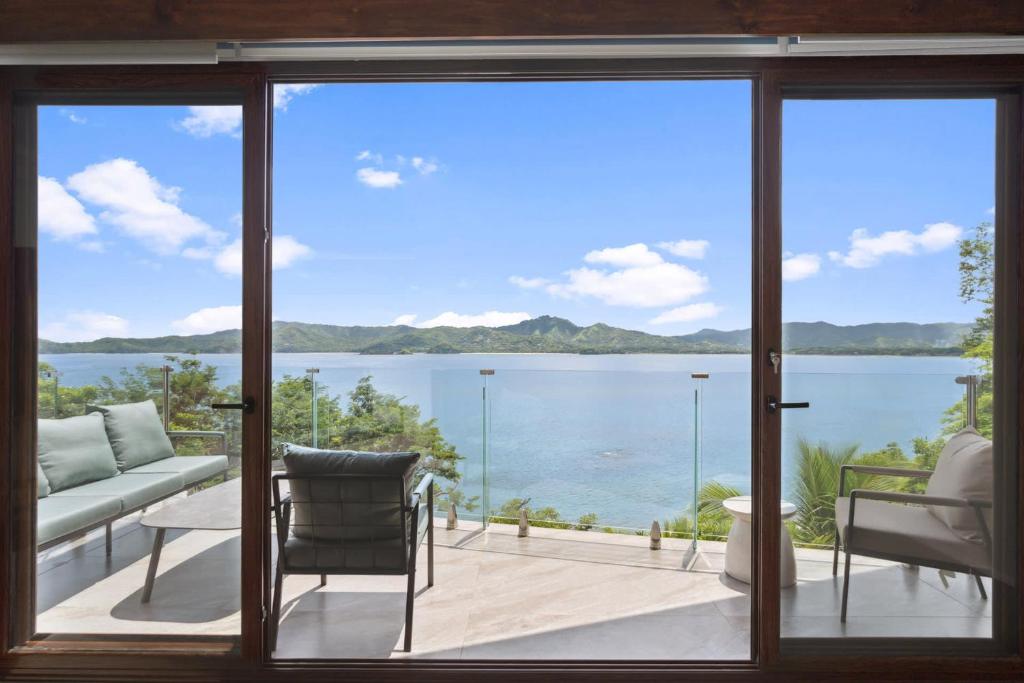 5-BD Beachfront Ocean-View Hillside Home 전경
