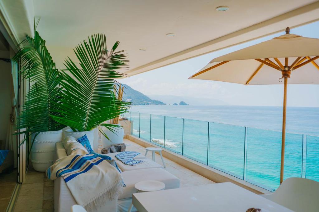 Full Floor Beachfront Luxury Apartment - 3