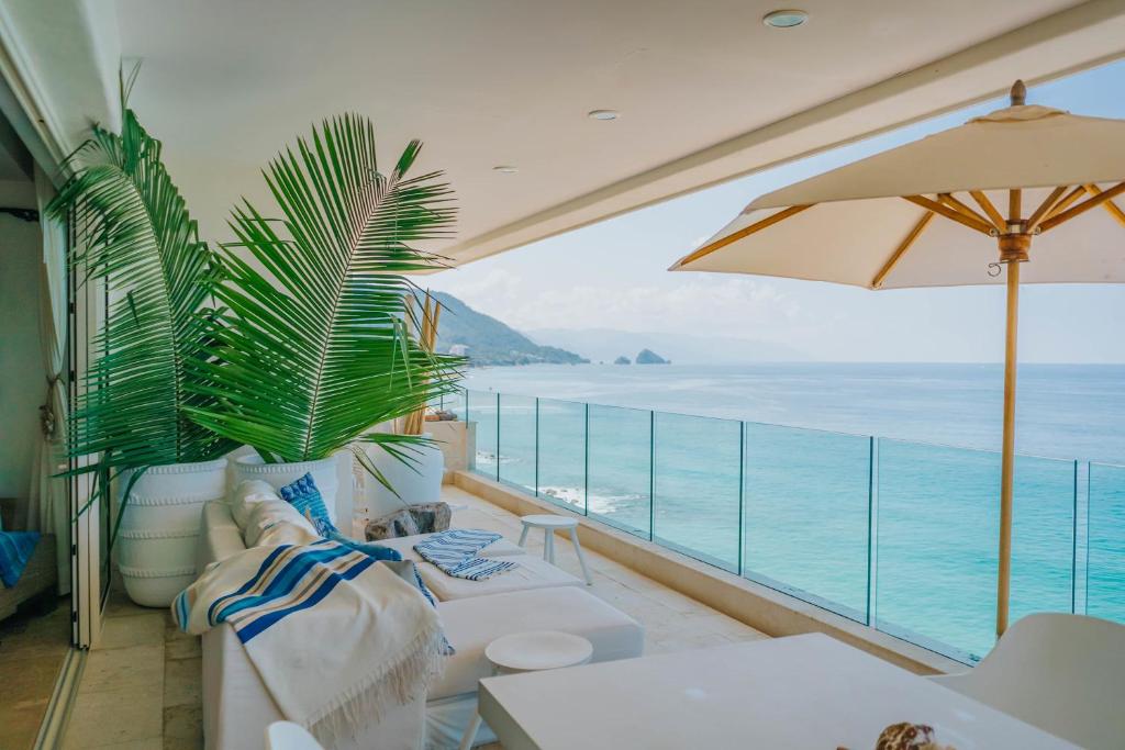 Full Floor Beachfront Luxury Apartment - 4