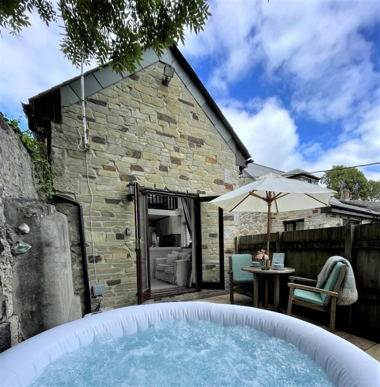 The Stables - Detached Cottage with Private Garden & Hot Tub, St Austell