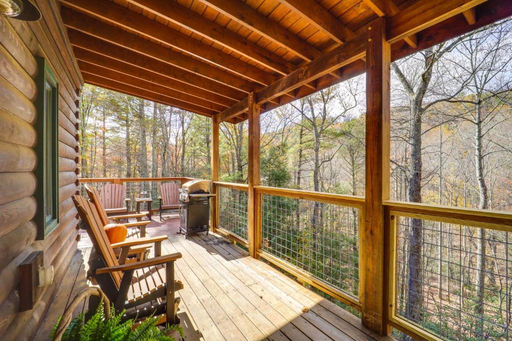 Cabin on 22 Acres with Patio - 3 Mi to Blowing Rock!, Lenoir