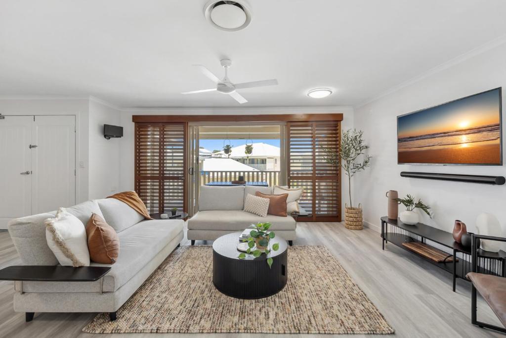 3-Bed Haven with Balcony and BBQ, 5-Min to Beach, Coolum Beach