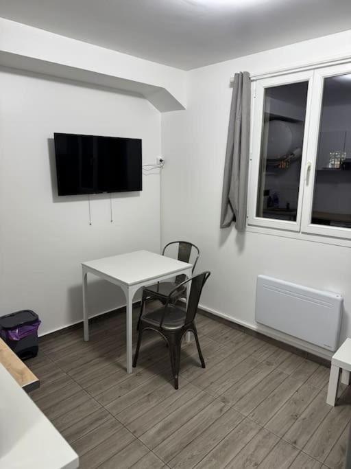 Appartement I, RESIDENCE DU RENOUVEAU, Stade de France, idéal pour 2 pers, Saint-Denis