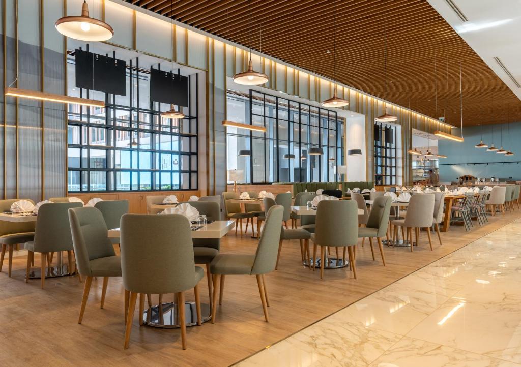 Restaurant, West Walk Retaj Hotel in Doha