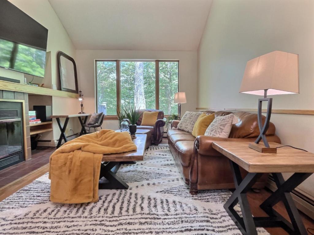 SugarBear- Pool, AC, Sauna, Gym, Tennis, Killington