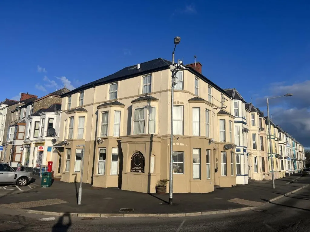 The Victoria Hotel, hotel in Pwllheli