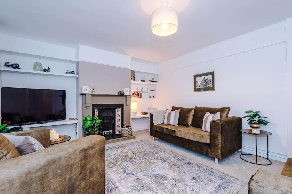 Cosy and Inviting Chester Home, Chester