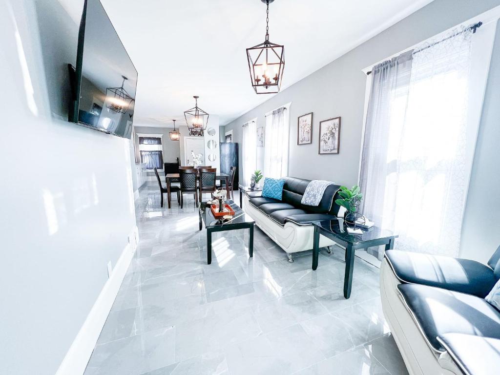 Comfy 4BR-Free Parking-Wi-Fi in Niagara Falls NY, Niagara Falls