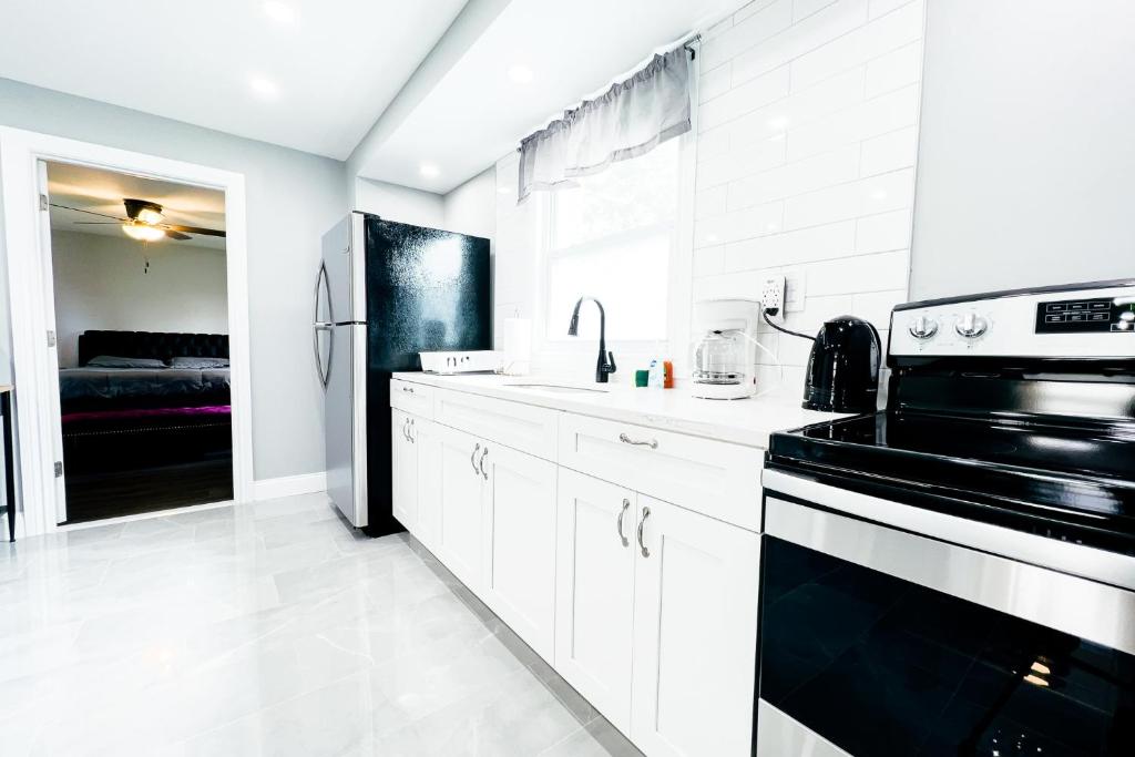 2 Homes, 1 Stay-7BR Niagara Falls Compound, Niagara Falls