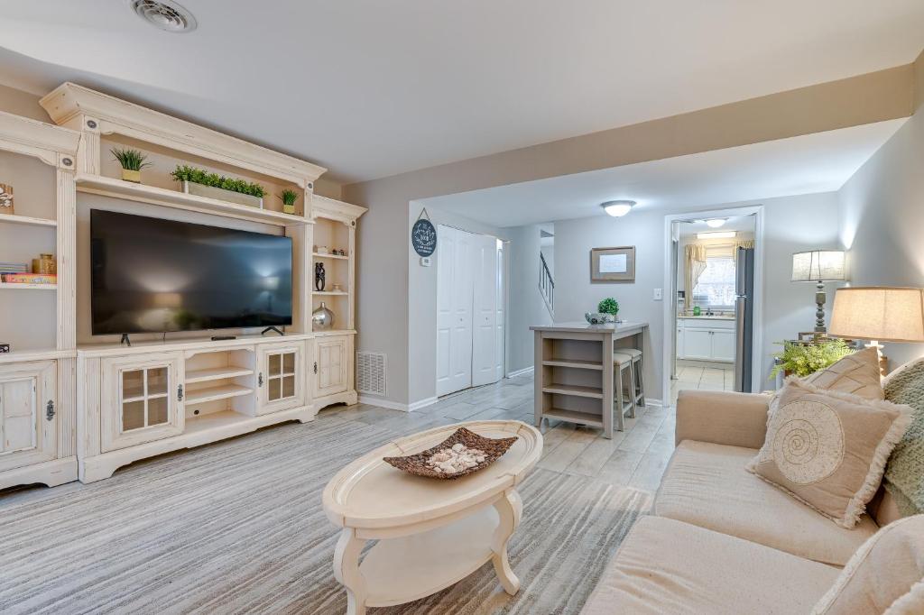 Walk to Ocean - Townhome with Patio in Myrtle Beach!, Myrtle Beach