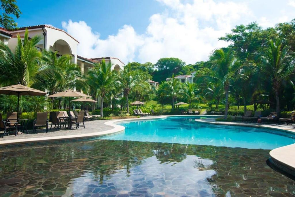 Dazzling End Unit in Coco with Lots of Windows and Light Sleeps 8, Coco