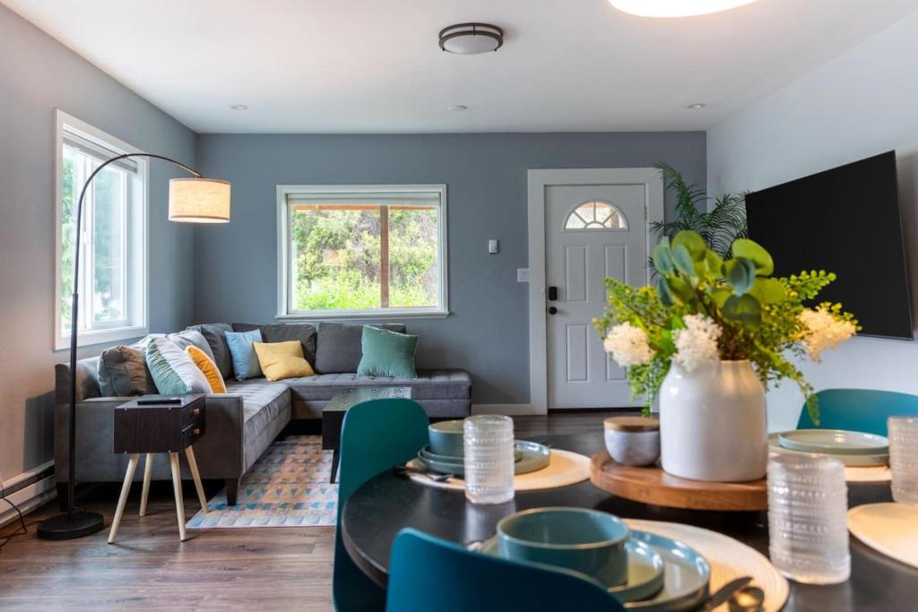 Cozy Unit with Porch near Arboretum and Transit, Seattle