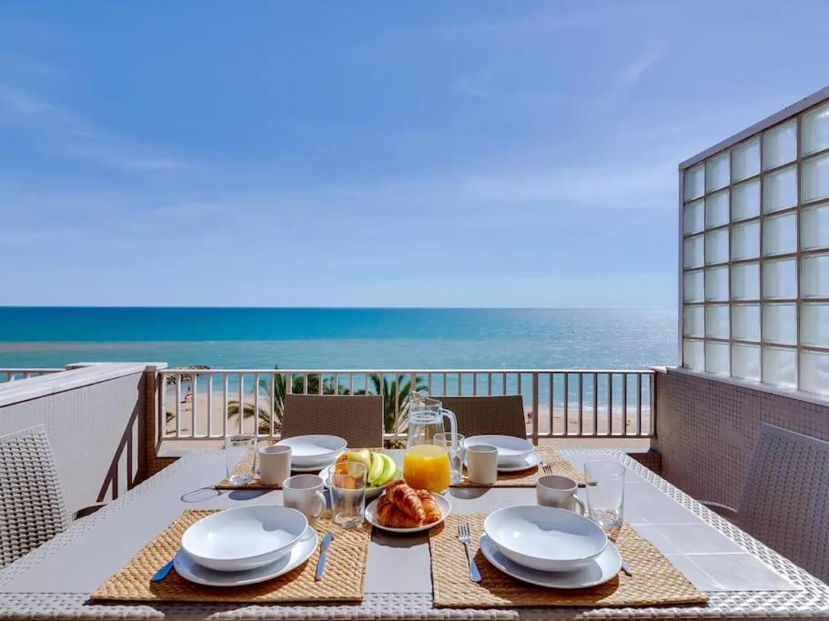 Sea Front 180º View with AC and WiFi, Quarteira