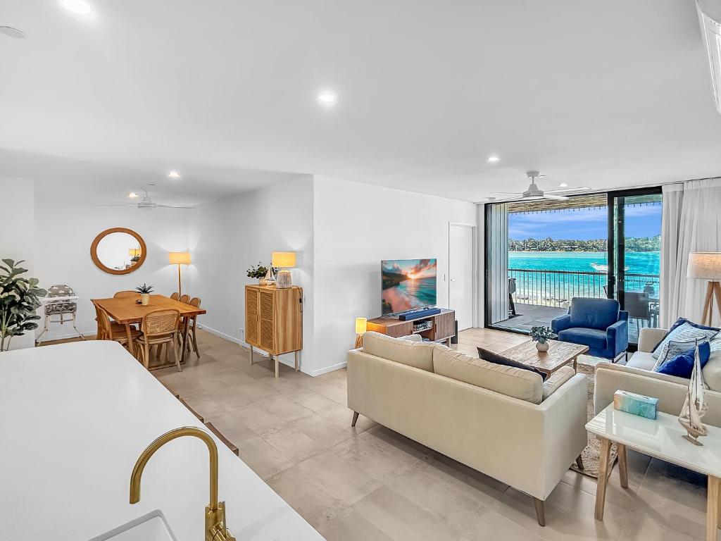 3-Bed: Riverfront Alfresco Dining & Rooftop Pool, Batemans Bay