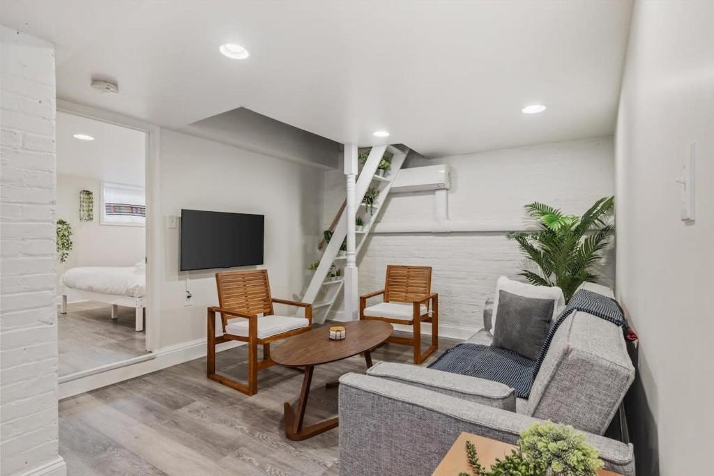 Garden-Level 2-BR Apt in Historic Petworth Home, Washington