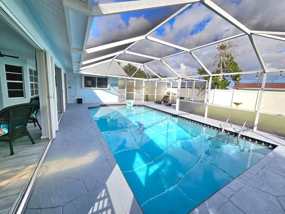 Paradise Retreat and POOL home, Cape Coral