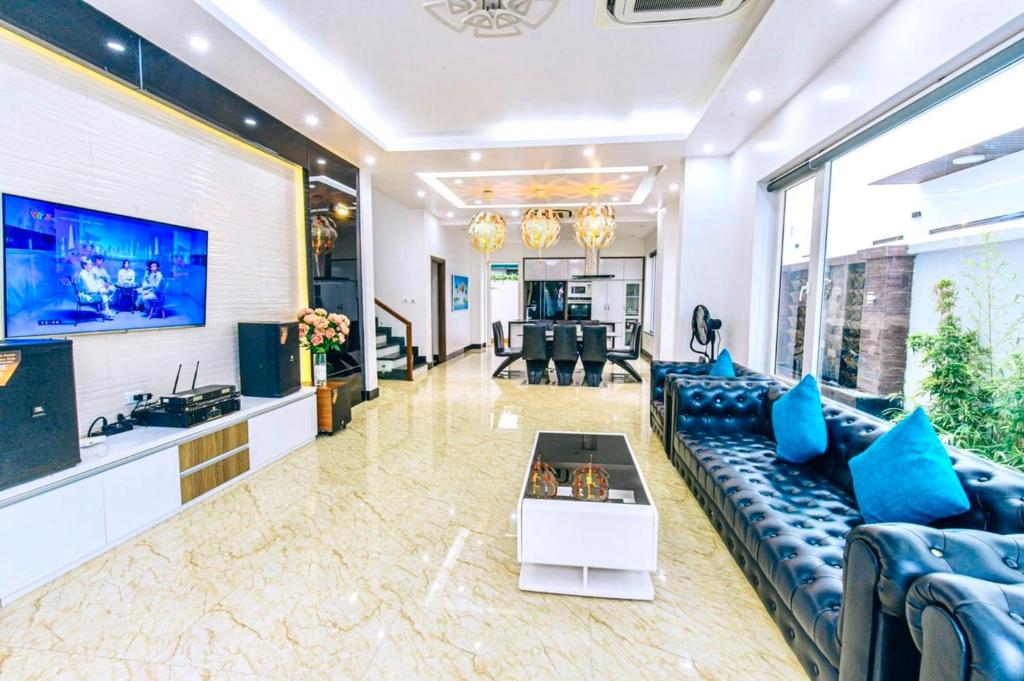 Shared lounge/TV area