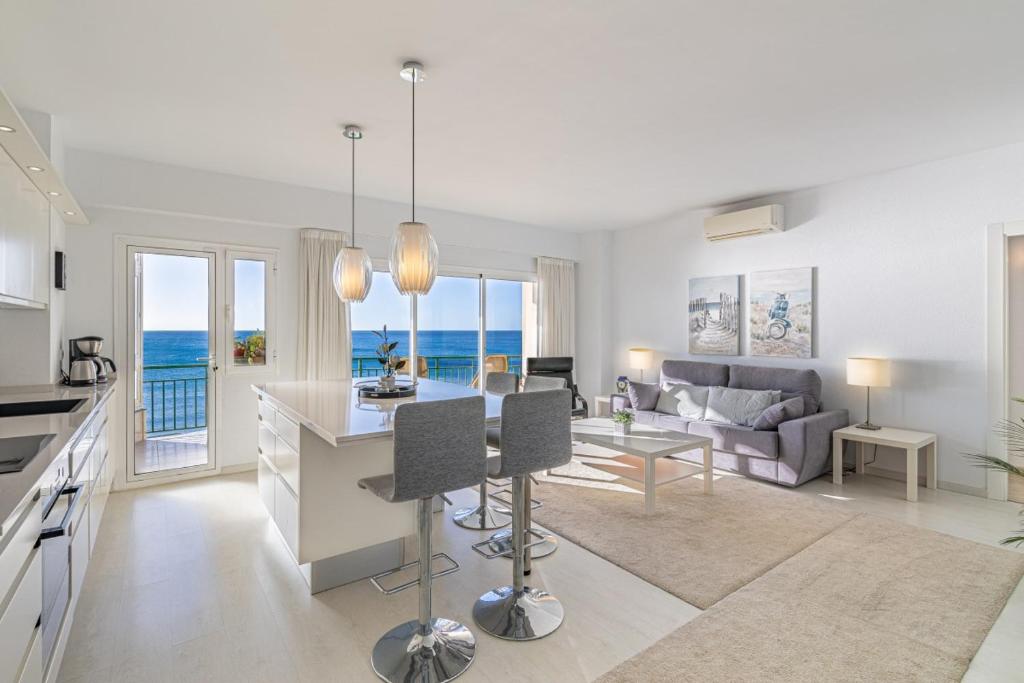 Cozy 2 Bedroom with magic sea view - 2