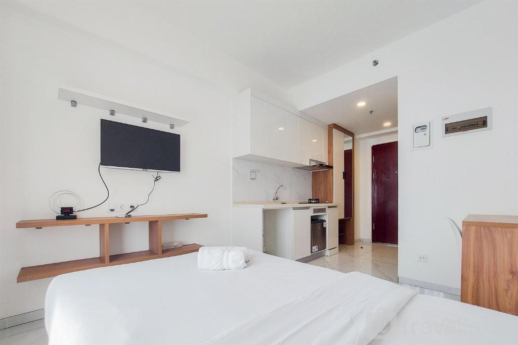 Comfortable and Homey Studio Apartment at Sky House Alam Sutera By Travelio, Tangerang