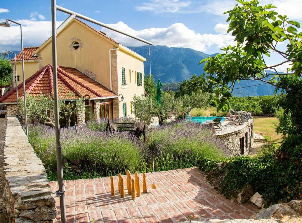 Authentic Dalmatian Hillside Escape with Pool, Sauna & BBQ, Zadvarje
