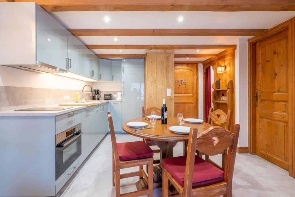 Le Cristal - Central apartment close to the slopes & Free Parking - By Cozee Rentals, Chamonix-Mont-Blanc