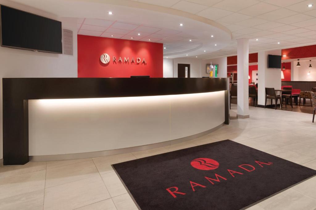 Ramada by Wyndham Wakefield フロント・ロビー