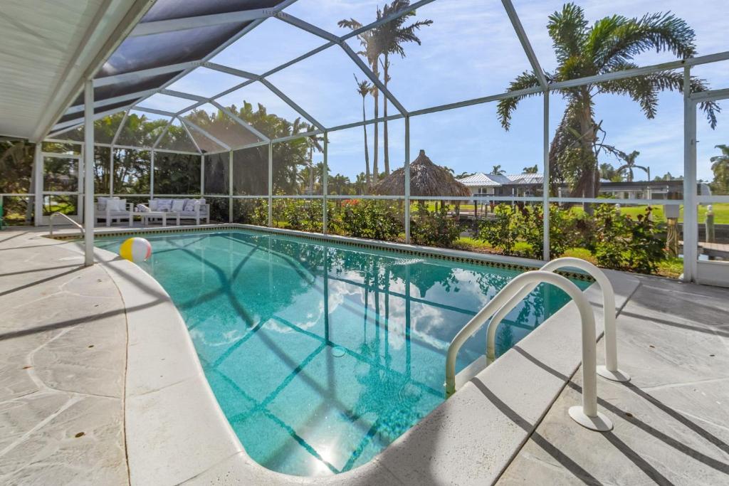 IMPECCABLE! - Amazing sunsets, Dock, Heated Pool - Sunsational Sunsets - Roelens, Cape Coral