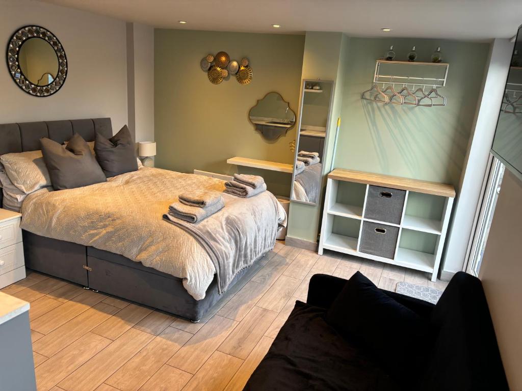 Studio Apartment, West Moors photo 2