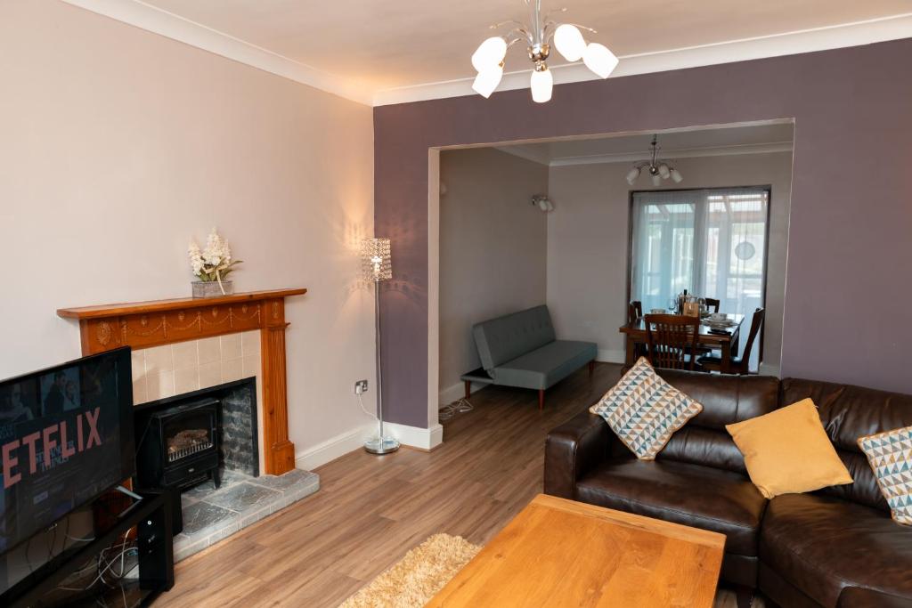 New! Spacious 3Br Sleeps 6 With Free Parking, Wi-Fi and Netflix, Frimley