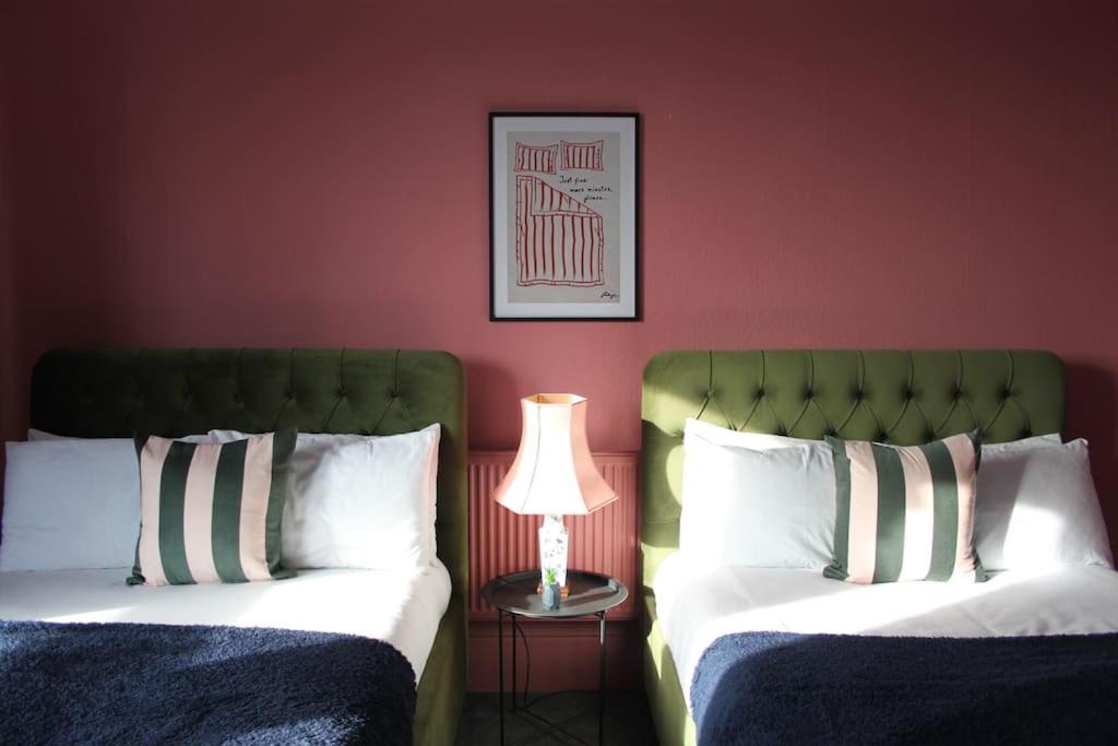 Stylish Digbeth Apartment, Sleeps 12 Opposite Birmingham Coach Station, perfect for large groups contractors, Birmingham